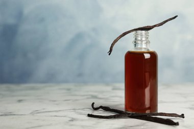 Aromatik ev yapımı vanilya özü mermer masada.
