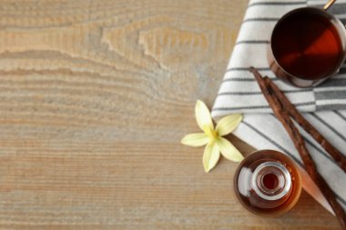 Tahta masada vanilya esanslı düz bir kompozisyon vardı. Metin için boşluk