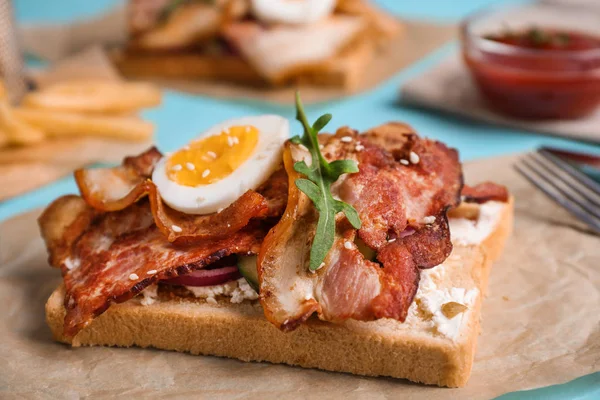 Heerlijke Sandwich Met Spek Tafel Close — Stockfoto