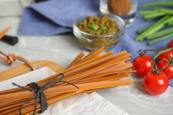 Bunden Okokt Bovete Nudlar Ljusgrå Bord Närbild — Stockfoto