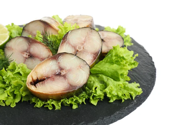 Skifferplatta med välsmakande rökt fisk isolerad på vit, närbild — Stockfoto