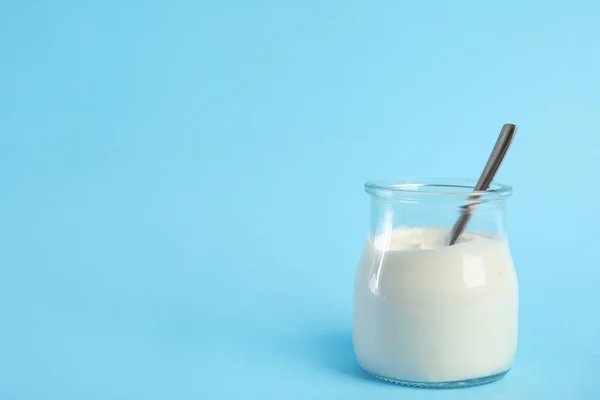 Lekkere Biologische Yoghurt Lichtblauwe Achtergrond Ruimte Voor Tekst — Stockfoto