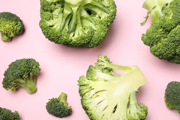 Brokoli Segar Pada Latar Belakang Merah Muda Berbaring Datar — Stok Foto
