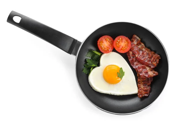 Sabroso desayuno con huevo frito en forma de corazón aislado en blanco, t —  Fotos de Stock