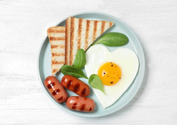 심장 모양의 튀긴 달걀이 들어 있는 맛있는 아침 식사 접시 화이트 W. — 스톡 사진