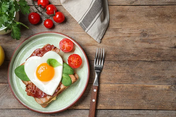 Leckeres Sandwich Mit Herzförmigem Spiegelei Und Speck Auf Holztisch Flach — Stockfoto