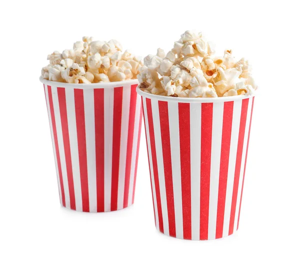 Eimer mit leckerem Popcorn isoliert auf weiß — Stockfoto