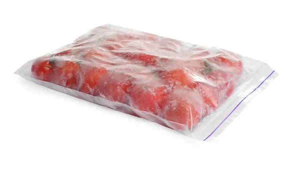 Bevroren tomaten in plastic zak geïsoleerd op wit. Groenten en moeskruiden — Stockfoto