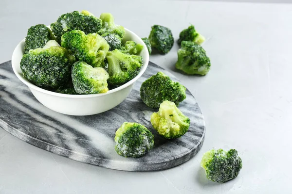 Brokoli Floret Beku Meja Abu Abu Terang Pelestarian Sayuran — Stok Foto