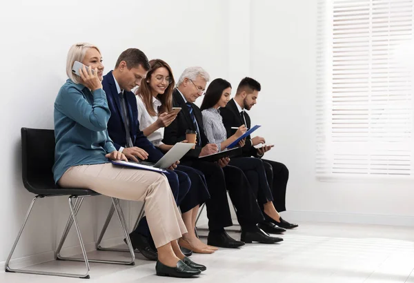 Personas Que Esperan Una Entrevista Trabajo Oficina —  Fotos de Stock