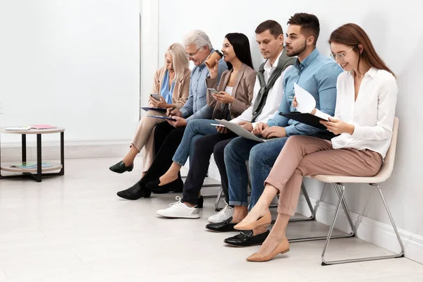 Personas Que Esperan Una Entrevista Trabajo Oficina — Foto de Stock