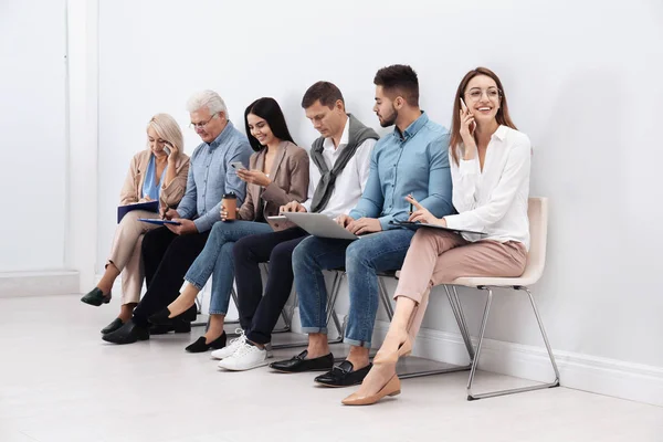 Personas Que Esperan Una Entrevista Trabajo Oficina — Foto de Stock