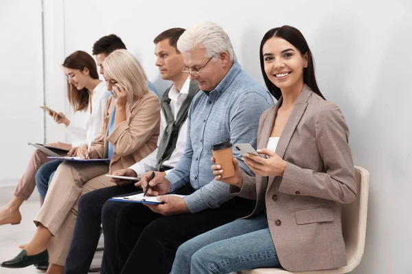 Personas Que Esperan Una Entrevista Trabajo Oficina — Foto de Stock