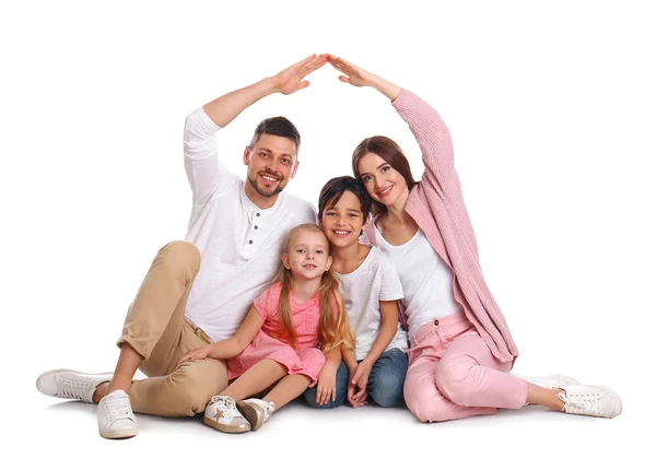 Gelukkig familie vormen dak met hun handen op witte achtergrond. — Stockfoto