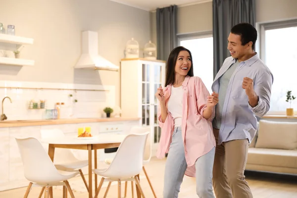 Adorável jovem casal interracial dançando em casa. Espaço para texto — Fotografia de Stock