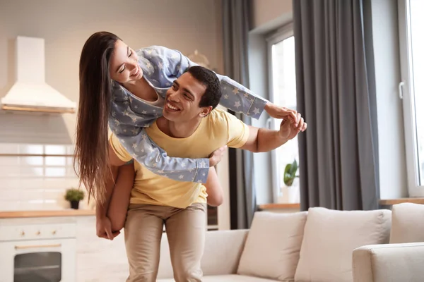 Preciosa joven pareja interracial divirtiéndose en casa — Foto de Stock