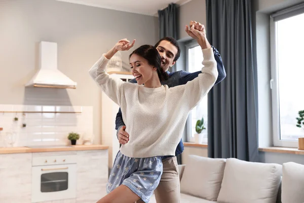 Schöne junge exotische Paar tanzen zu Hause — Stockfoto