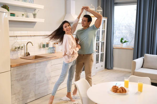 Adorável jovem casal interracial dançando em casa — Fotografia de Stock
