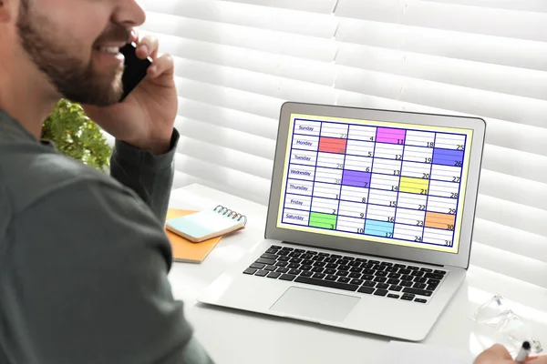年轻人在办公室的笔记本电脑上使用日历应用程序，特写镜头 — 图库照片