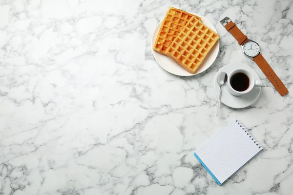 Desayuno con obleas y café sobre mesa de mármol, plano. Spac — Foto de Stock