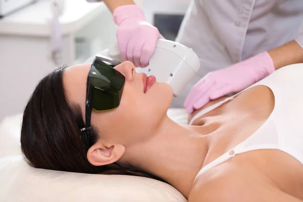 Jeune femme subissant une procédure d'épilation laser dans un salon de beauté — Photo