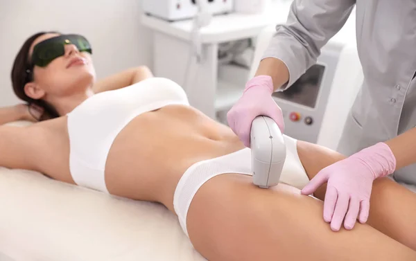 Giovane donna sottoposta a procedura di epilazione laser nel salone di bellezza — Foto Stock