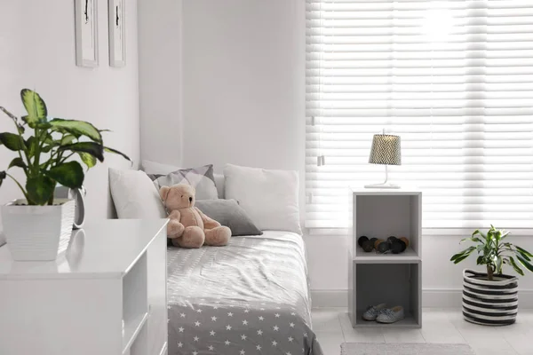 Современный интерьер детской комнаты с удобной кроватью — стоковое фото