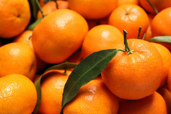 Färska Mogna Tangeriner Med Blad Som Bakgrund Närbild Citrusfrukter — Stockfoto