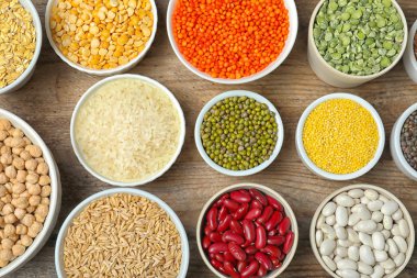 Tahta sehpada farklı tahıl ve tahıllar var.