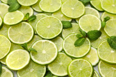 Arka plan olarak taze sulu limon dilimleri, yakın plan.
