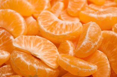 Arka plan olarak taze sulu mandalina bölümleri, yakın plan