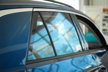 Folyo penceresinde, closeup renklendirme ile Modern araba