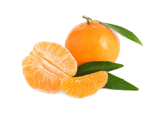 Tangerinas suculentas maduras frescas isoladas em branco — Fotografia de Stock