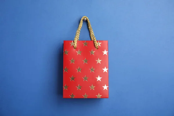 Красный Пакет Рисунком Звезды Синем Фоне — стоковое фото