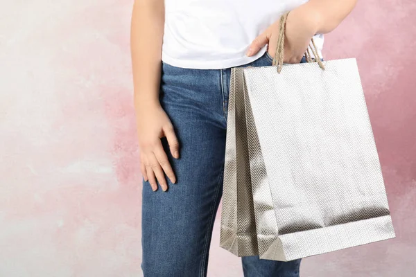 Mujer Con Bolsas Papel Compras Plata Sobre Fondo Rosa Primer — Foto de Stock