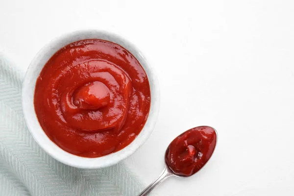 Leckere Tomatensauce Und Löffel Auf Weißem Tisch Flach Gelegt Raum — Stockfoto
