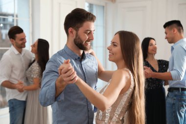 Partide dans eden sevimli genç çift.