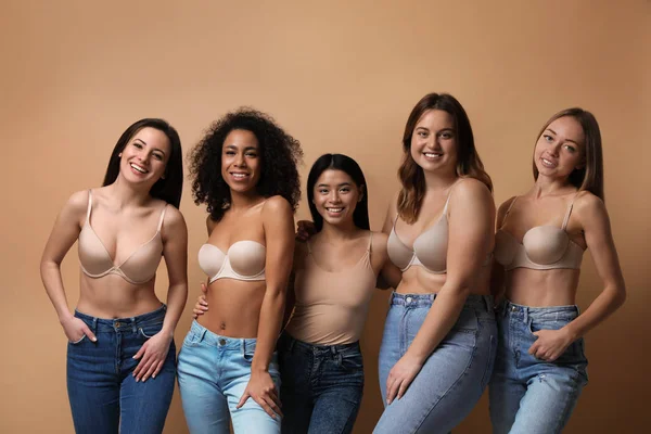 Grupa Kobiet Różnym Typie Ciała Dżinsach Bieliźnie Beżowym Tle — Zdjęcie stockowe