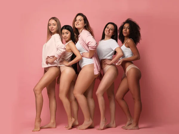 Grupa Kobiet Różnymi Rodzajami Ciała Bieliźnie Różowym Tle — Zdjęcie stockowe