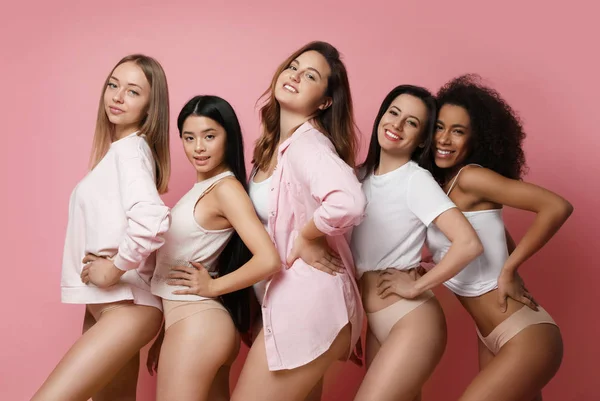 Skupina Žen Různými Typy Těla Spodním Prádle Růžovém Pozadí — Stock fotografie