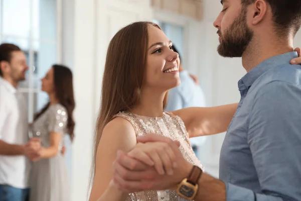 Underbara unga par dansar tillsammans på fest — Stockfoto