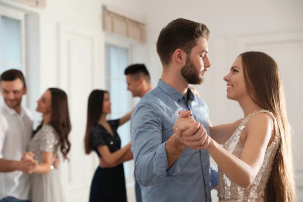 Härligt ungt par som dansar tillsammans på festen. Plats för text — Stockfoto