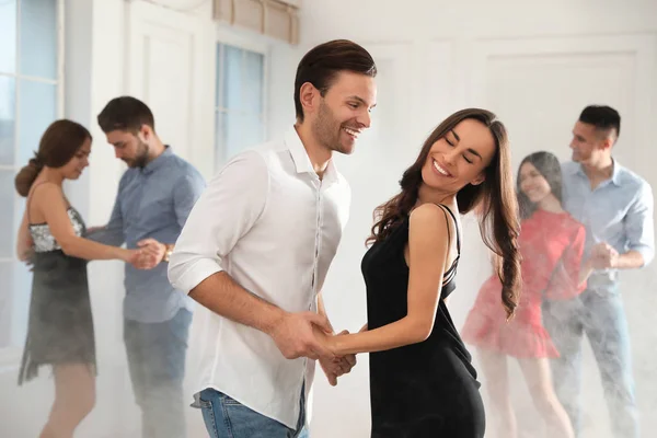 Adorável jovem casal dançando juntos na festa — Fotografia de Stock