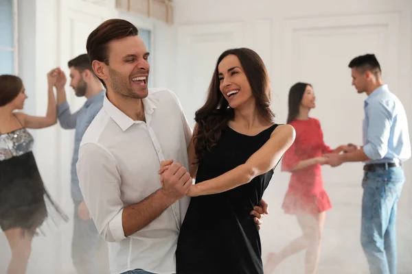 Schönes junges Paar tanzt gemeinsam auf Party — Stockfoto