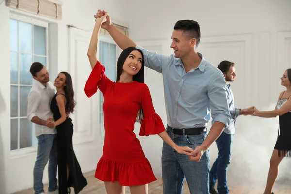 Heerlijk jong koppel dansen samen op feest — Stockfoto