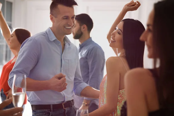 Прекрасна молода пара танцює разом на вечірці — стокове фото