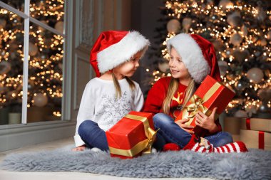 Evde Noel hediyeleri ile Sevimli küçük çocuklar