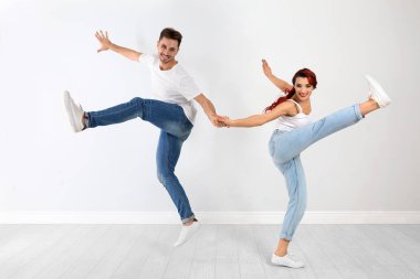 Güzel genç bir çift ışık duvarının yanında dans ediyor.