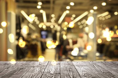 Boş ahşap yüzey ve bulanık alışveriş merkezi manzarası. Tasarım için boşluk