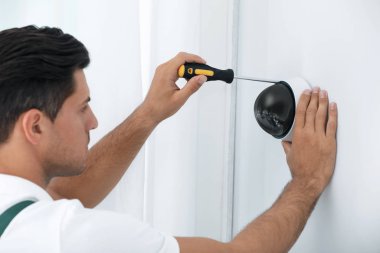 Teknisyen yükleme Cctv kamera kapalı duvar